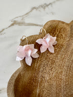 Oorbellen goud met roze bloem