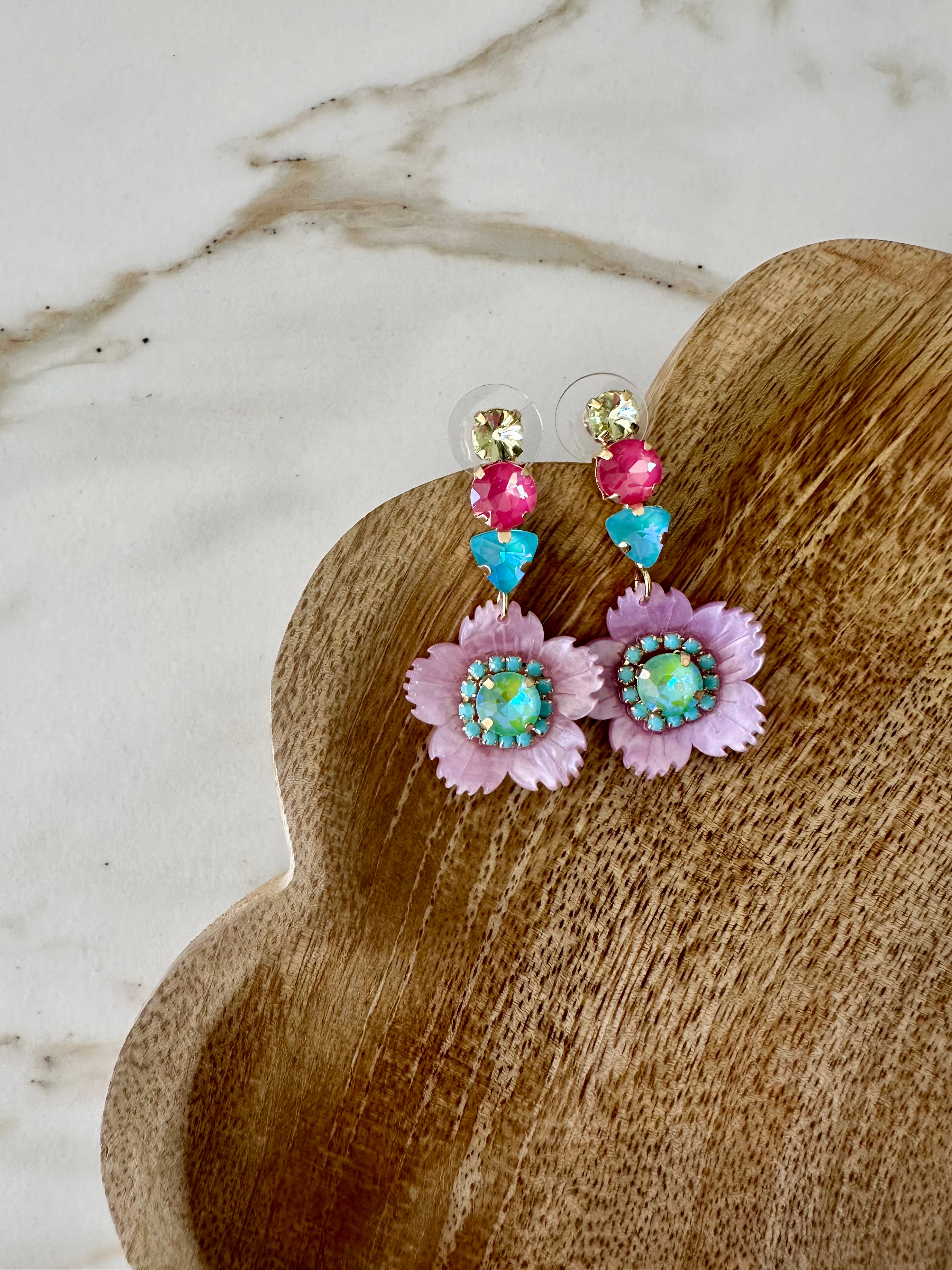 Oorbellen lang met meerdere kleuren en bloem