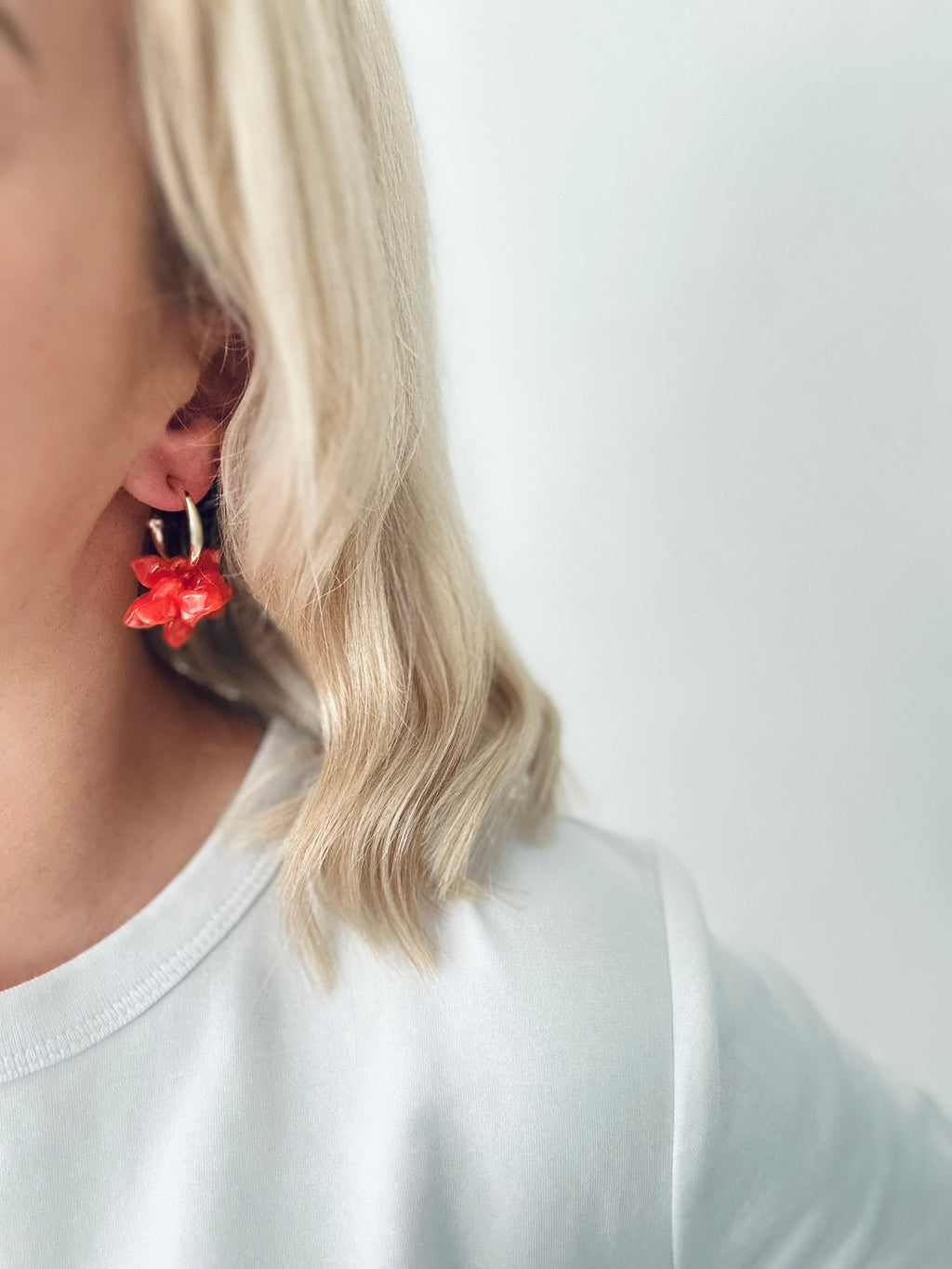 Oorbellen goud met rode bloem