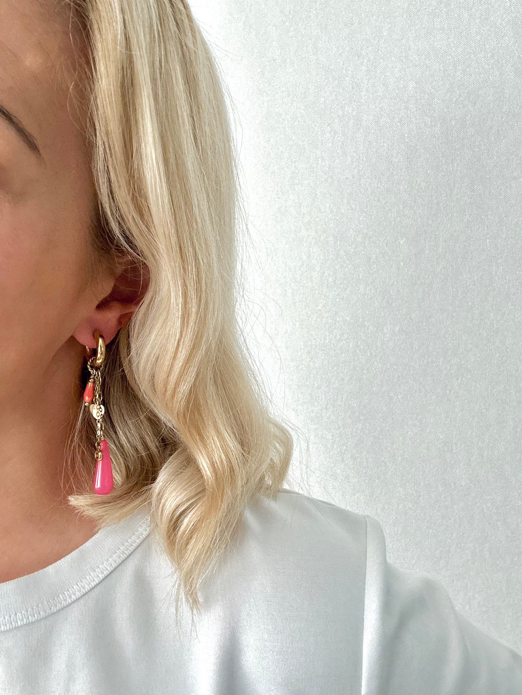 Oorbellen lang met goud en fuchsia