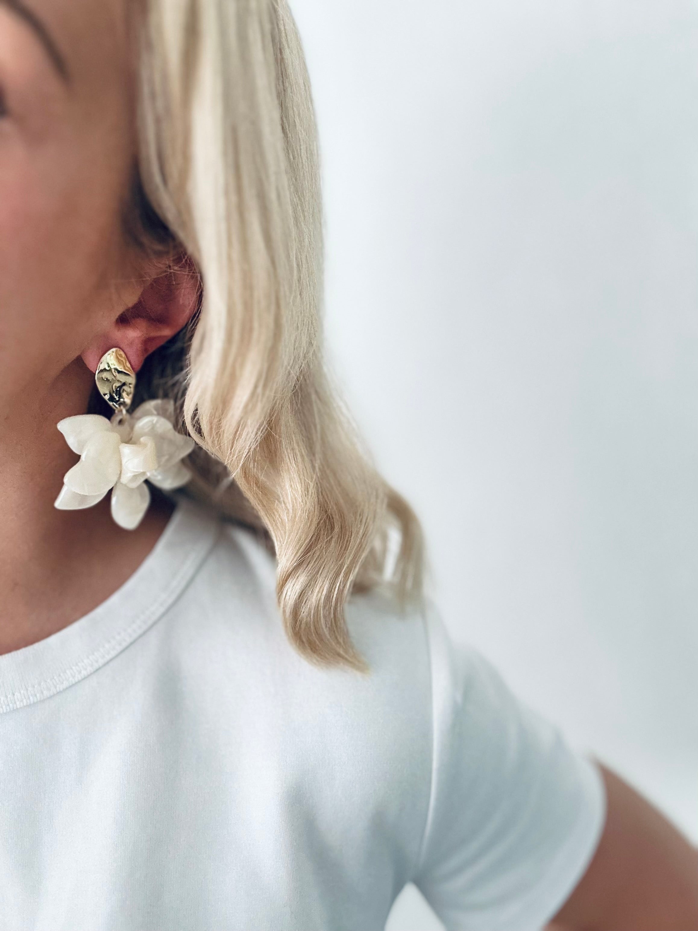Oorbellen goud met witte bloem