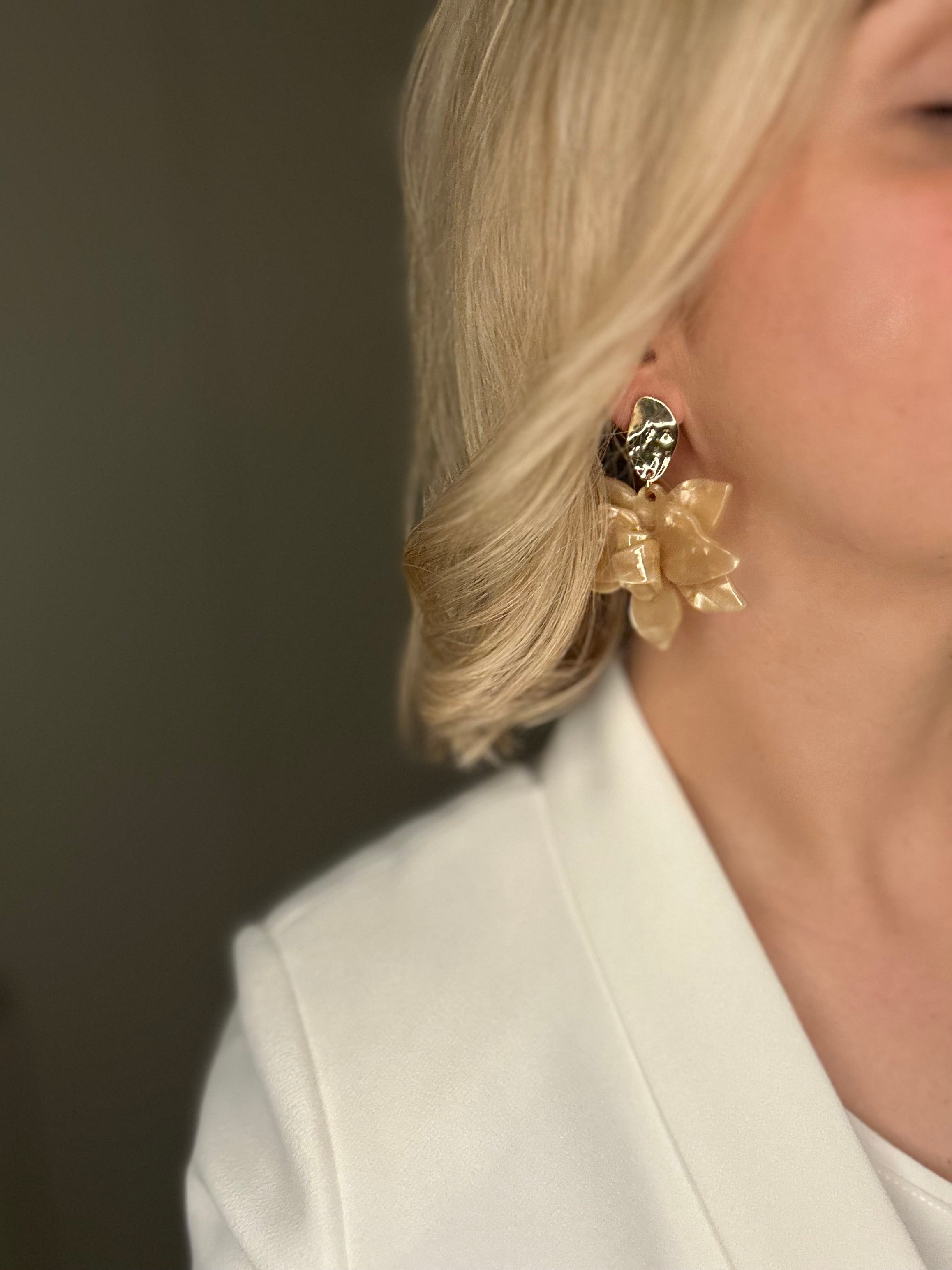 Oorbellen bloem Beige met Goud