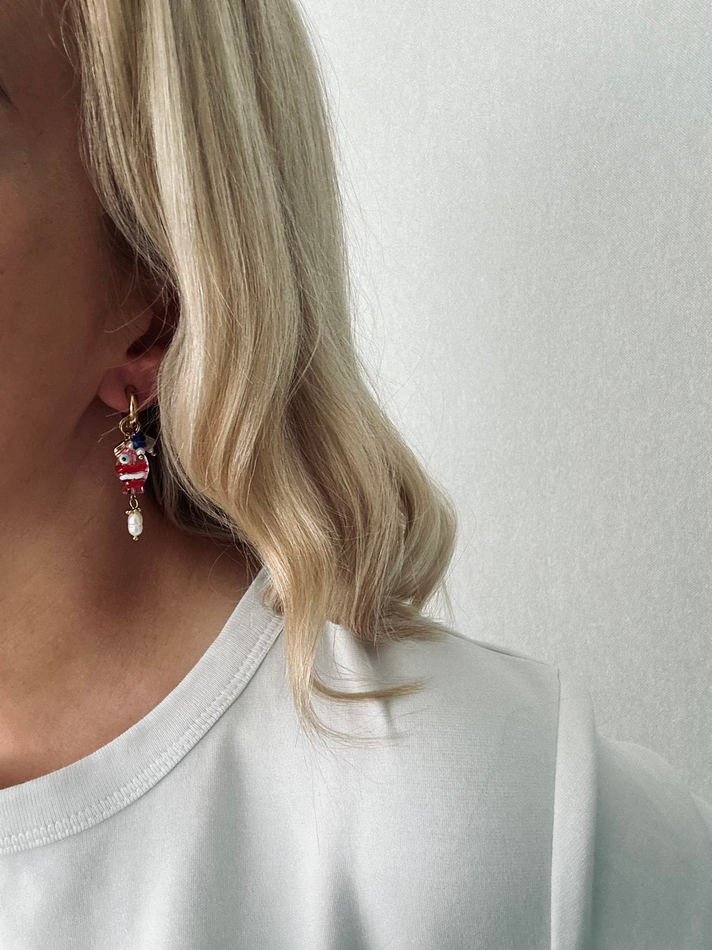 Oorbellen met goud en roze vis