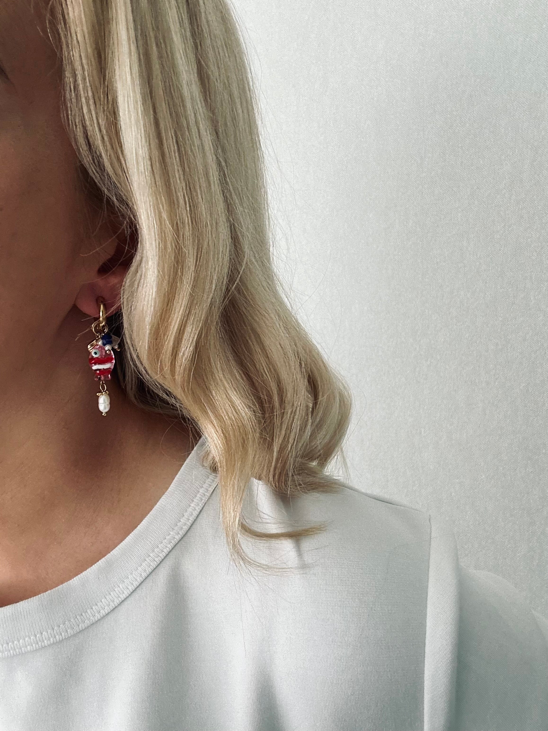 Oorbellen met goud en roze vis