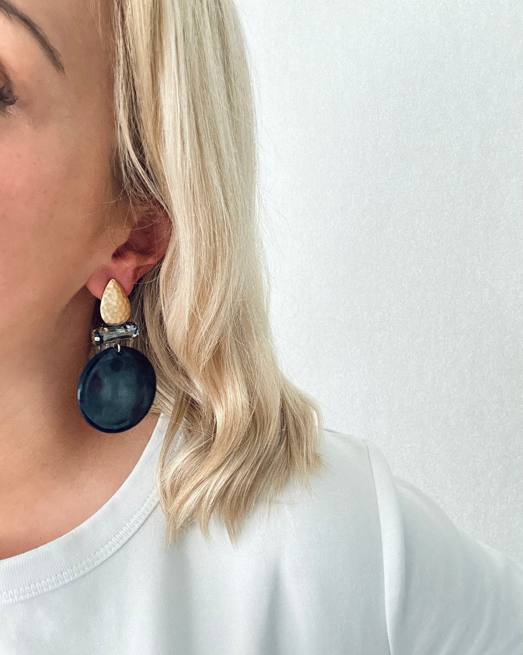 Oorbellen met goud en donker blauw