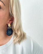 Oorbellen met goud en donker blauw