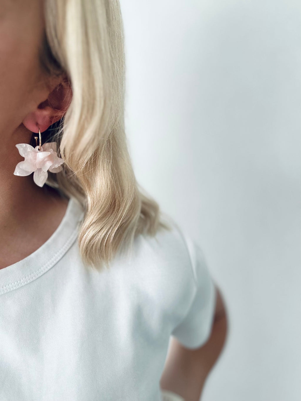 Oorbellen goud met roze bloem