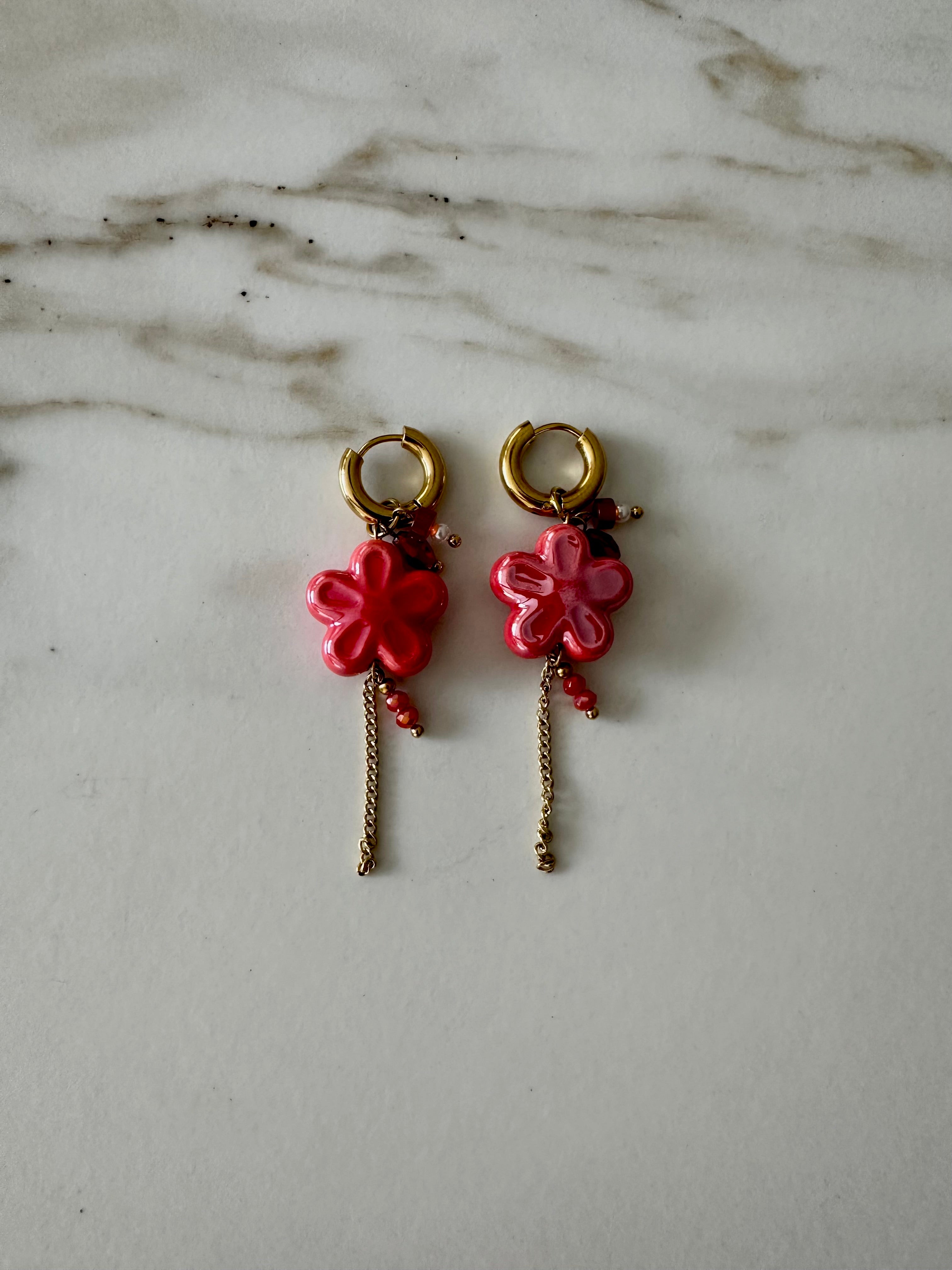 Oorbellen goud met roze bloem