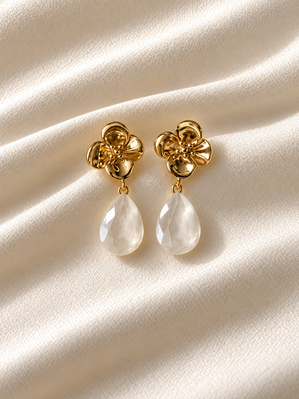 Oorbellen Gouden Bloem met Witte steen