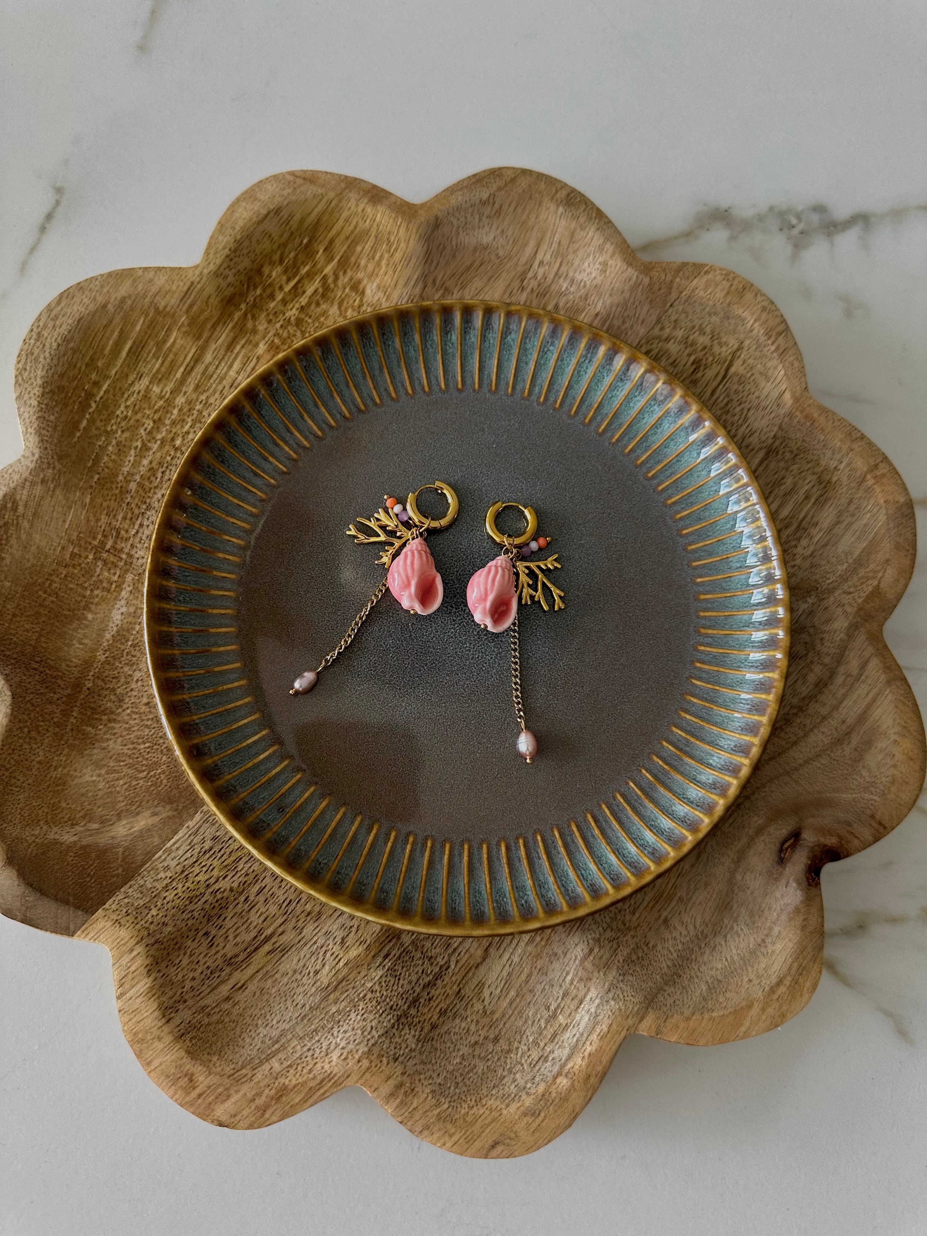 Oorbellen lang goud met roze schelp