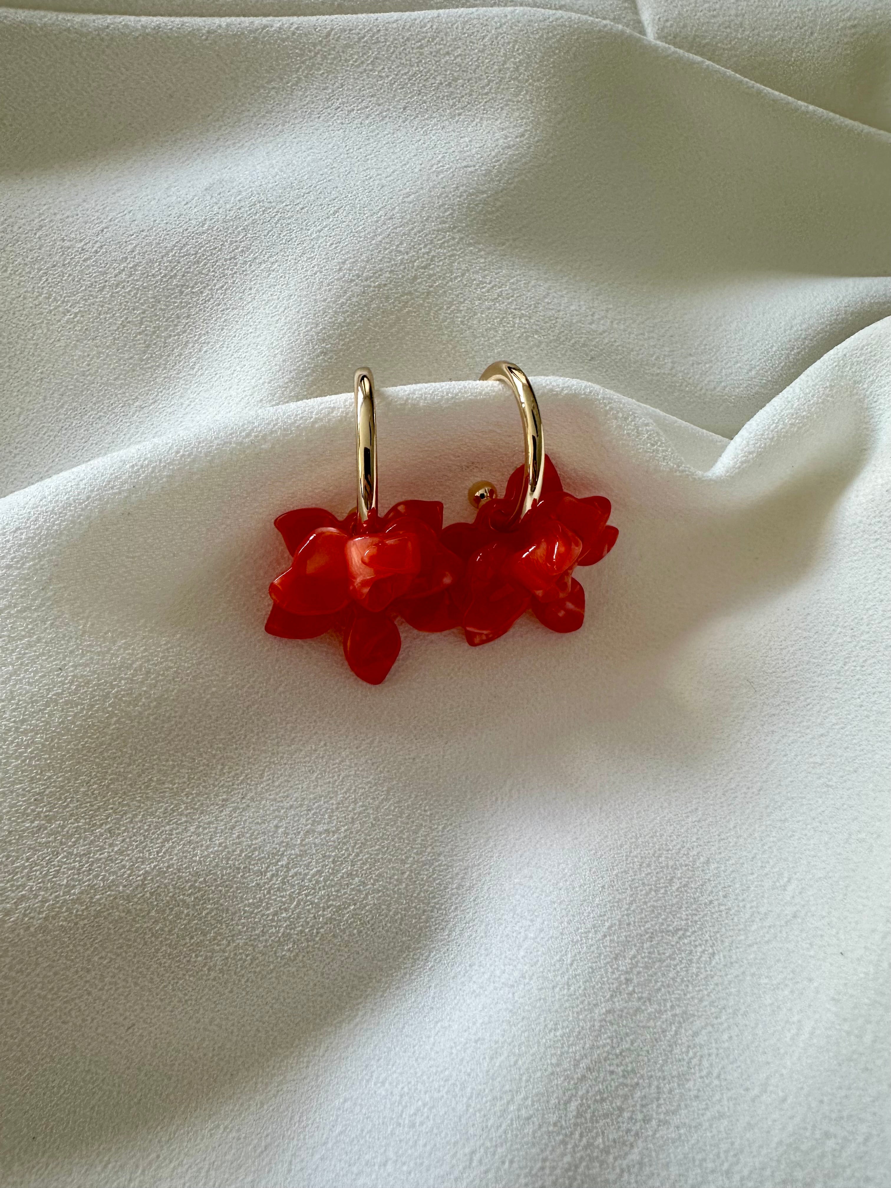 Oorbellen goud met rode bloem