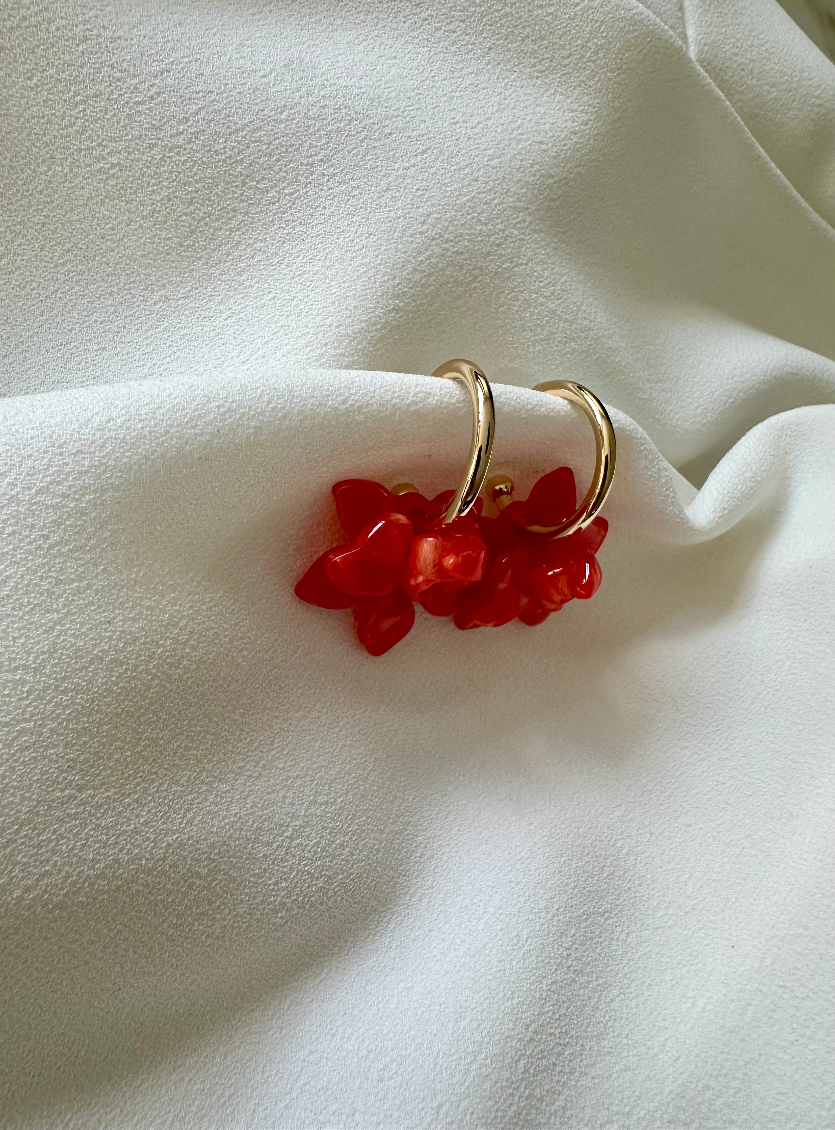 Oorbellen goud met rode bloem