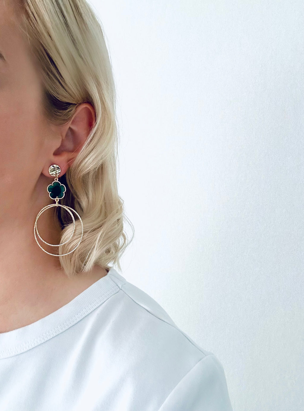 Oorbellen lang met goud en blauwe bloem