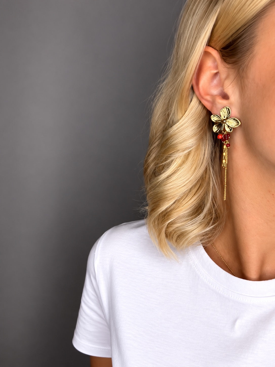 Oorbellen Lang met Gouden Bloem en rode details