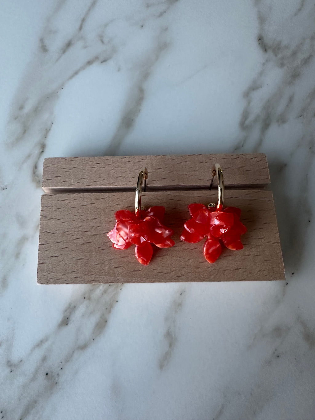 Oorbellen Bloem Rood met Gouden ring