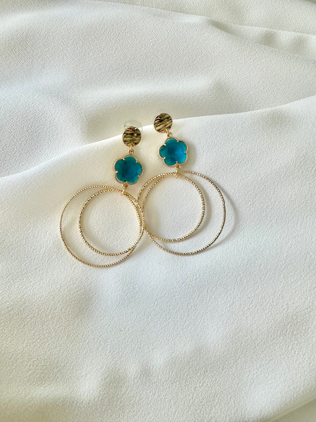 Oorbellen lang met goud en blauwe bloem