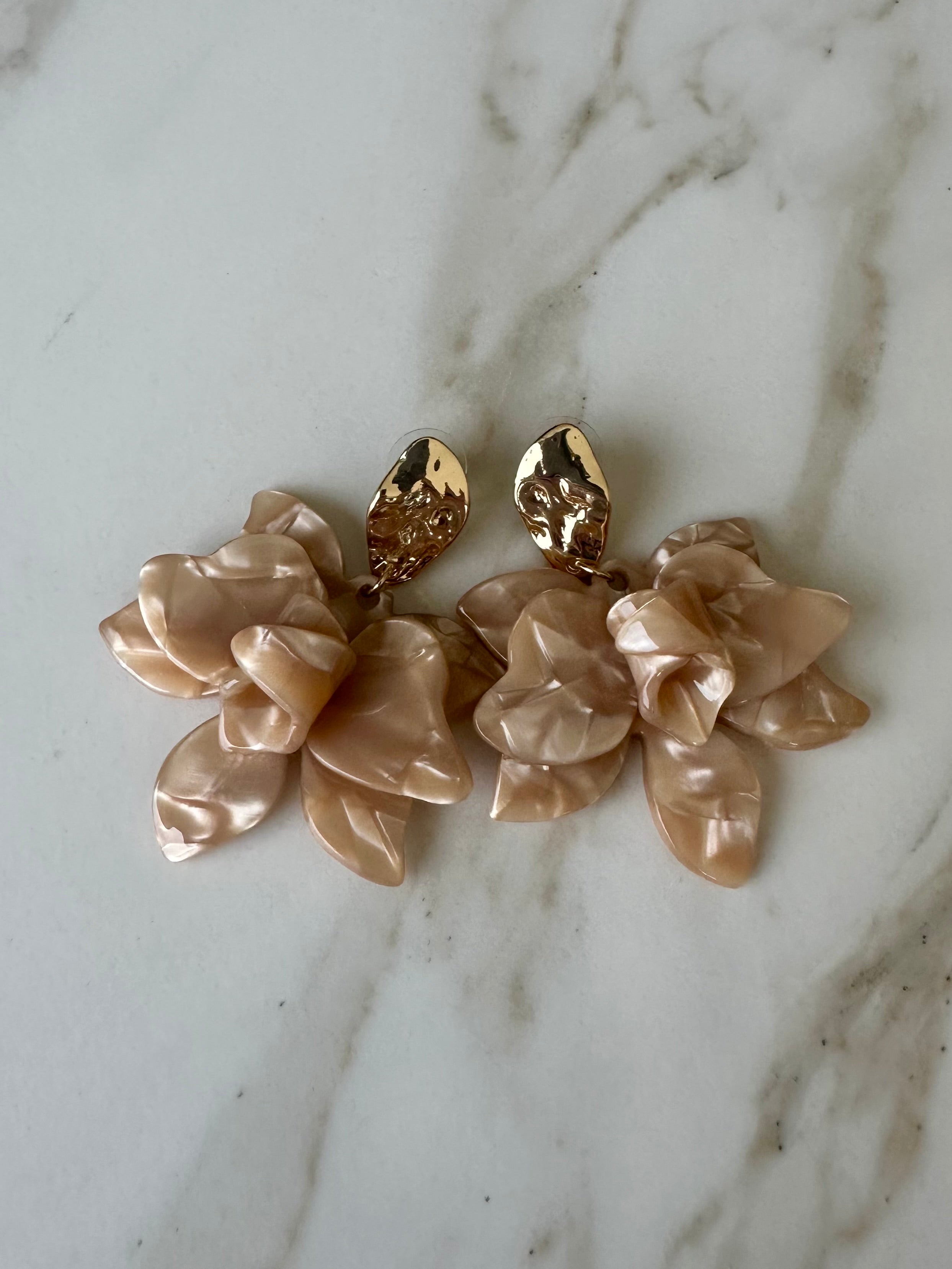 Oorbellen bloem Beige met Goud