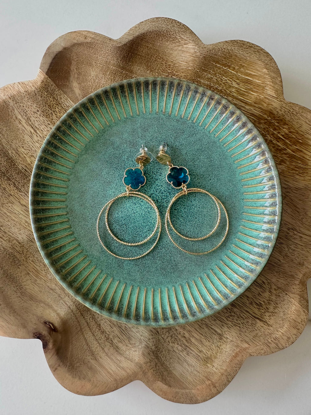 Oorbellen lang met goud en blauwe bloem