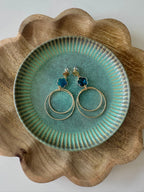 Oorbellen lang met goud en blauwe bloem