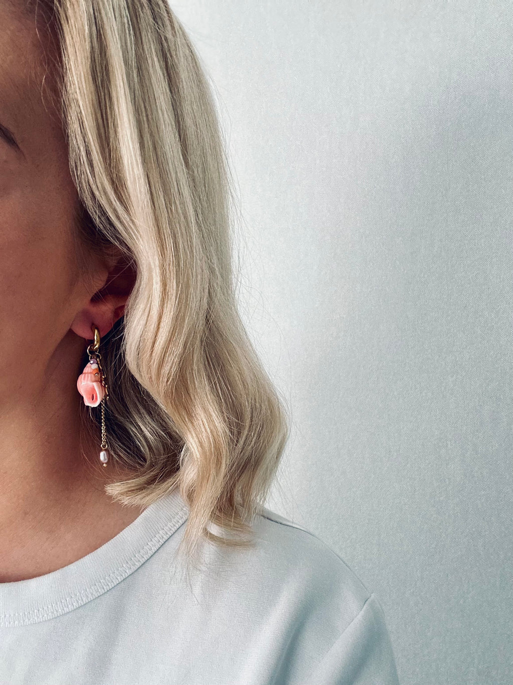 Oorbellen lang goud met roze schelp