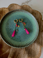 Oorbellen lang met goud en fuchsia