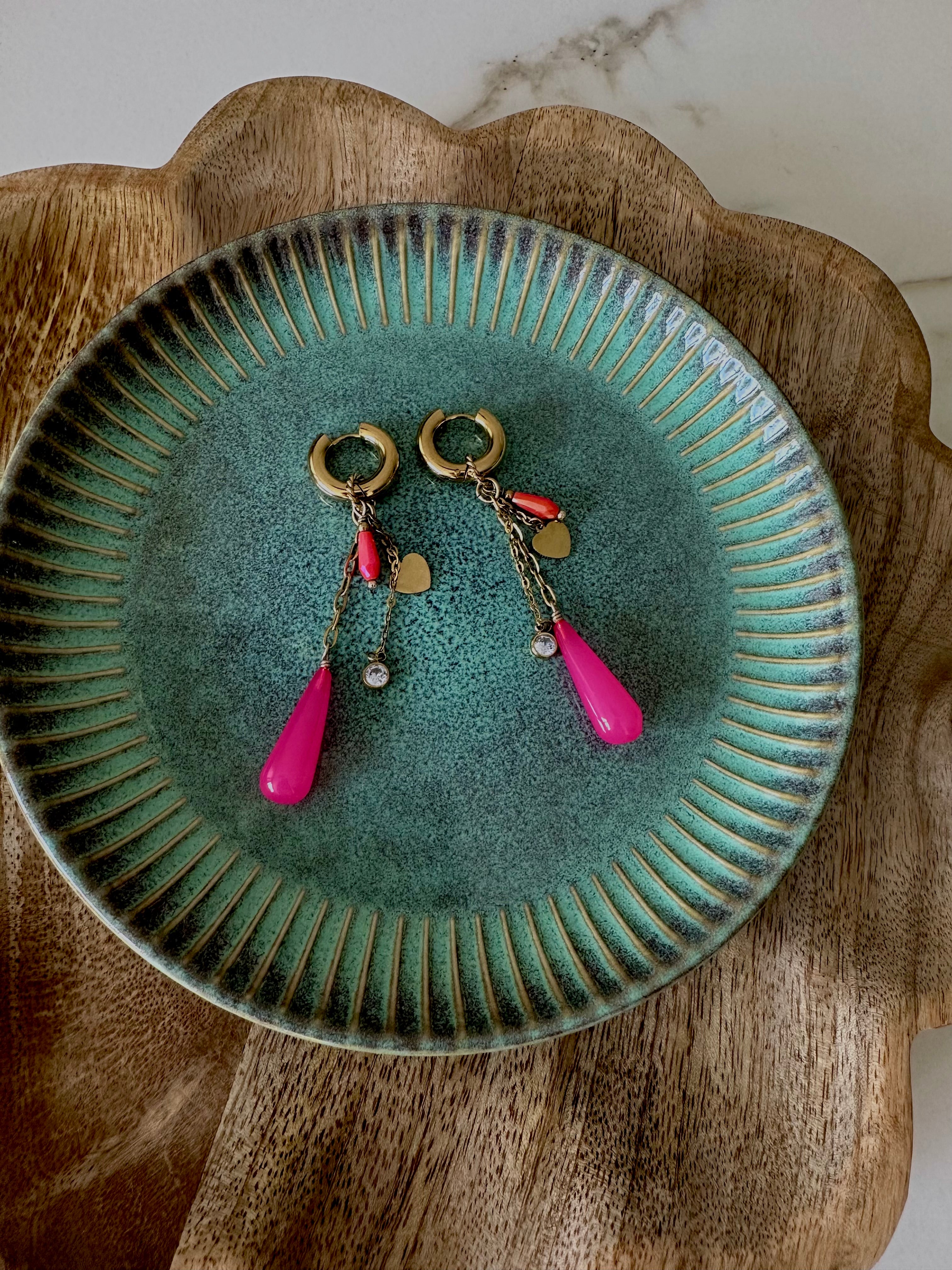 Oorbellen lang met goud en fuchsia