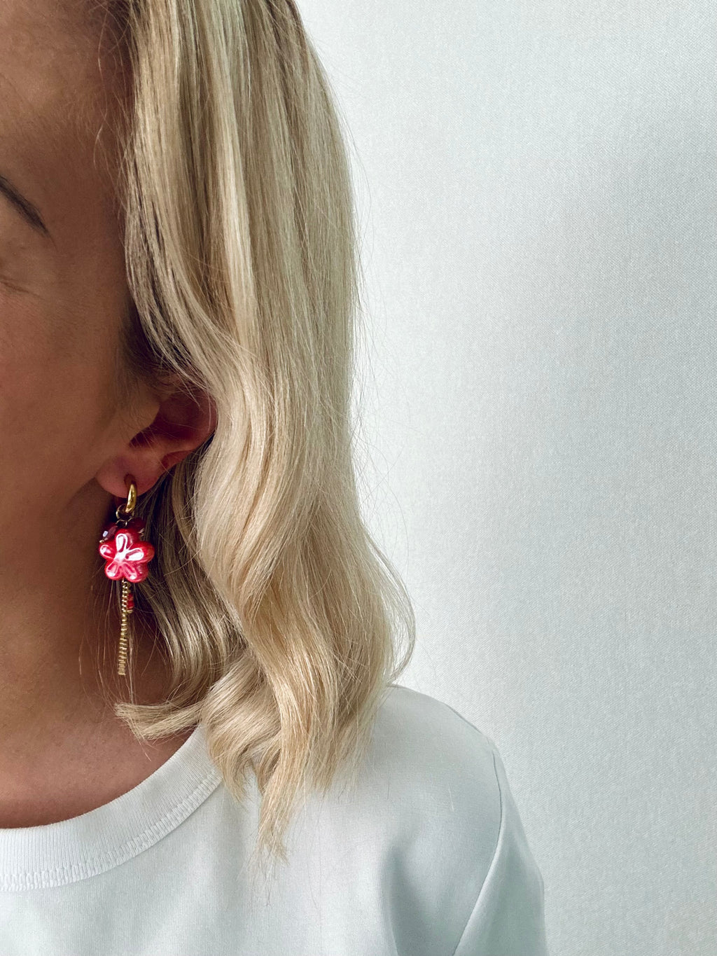 Oorbellen goud met roze bloem