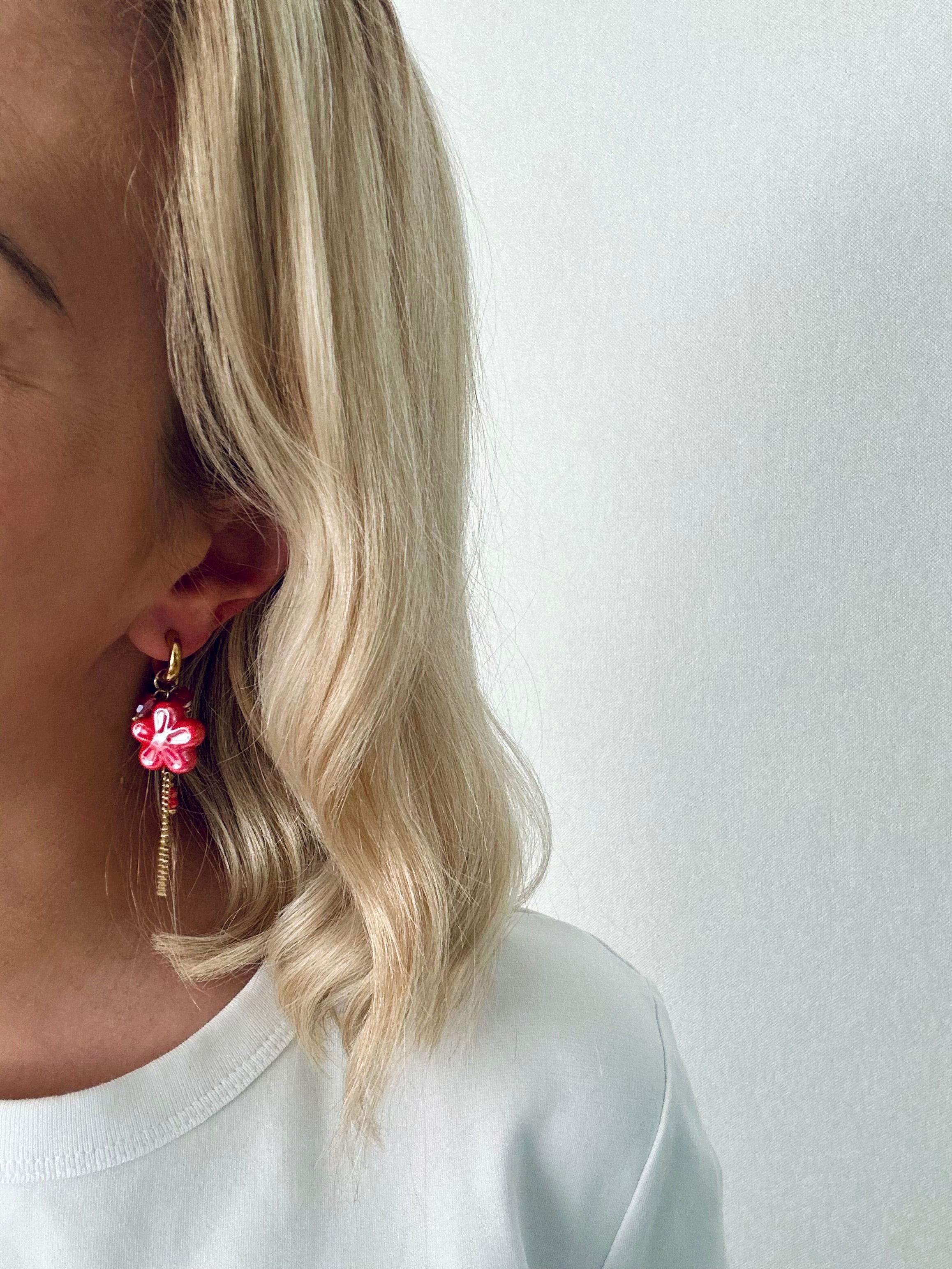 Oorbellen goud met roze bloem