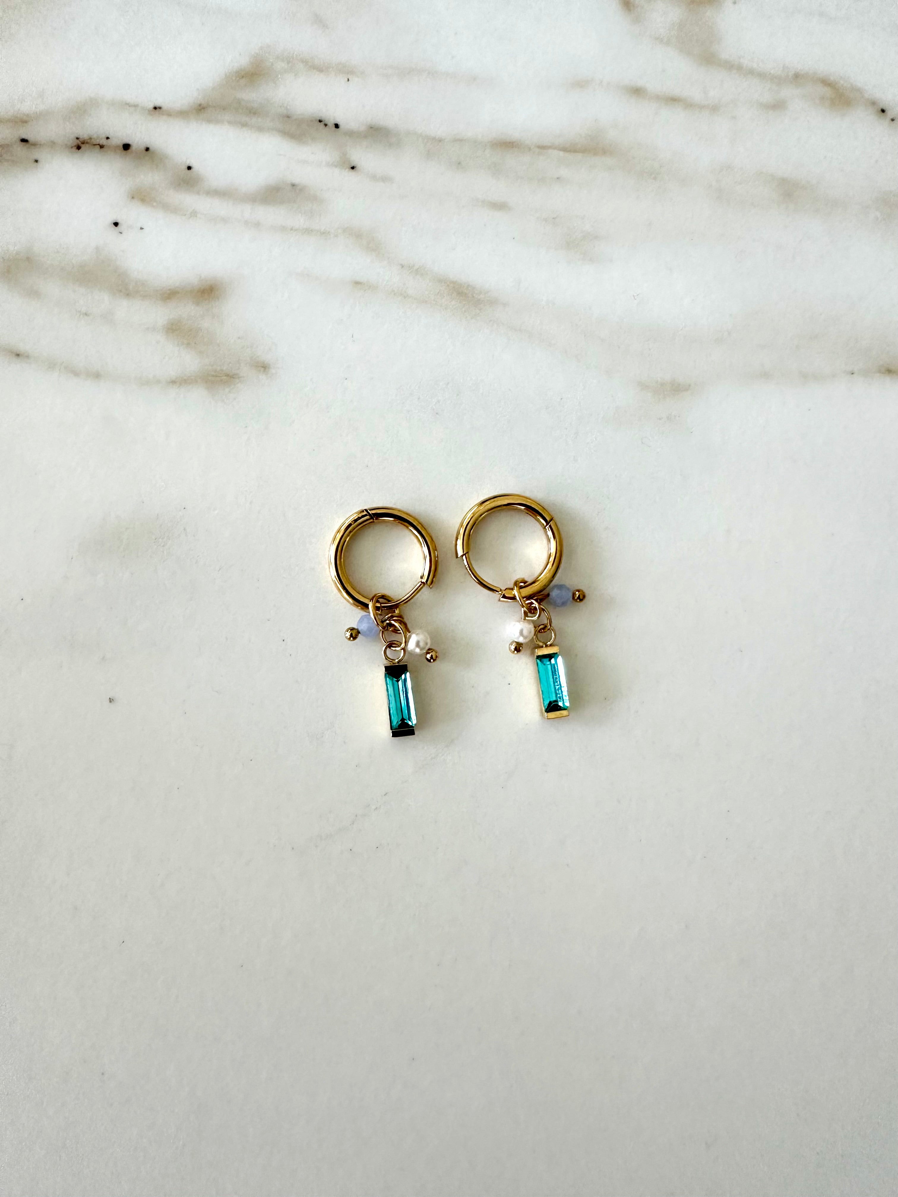Oorbellen kort goud met blauw