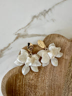 Oorbellen goud met witte bloem