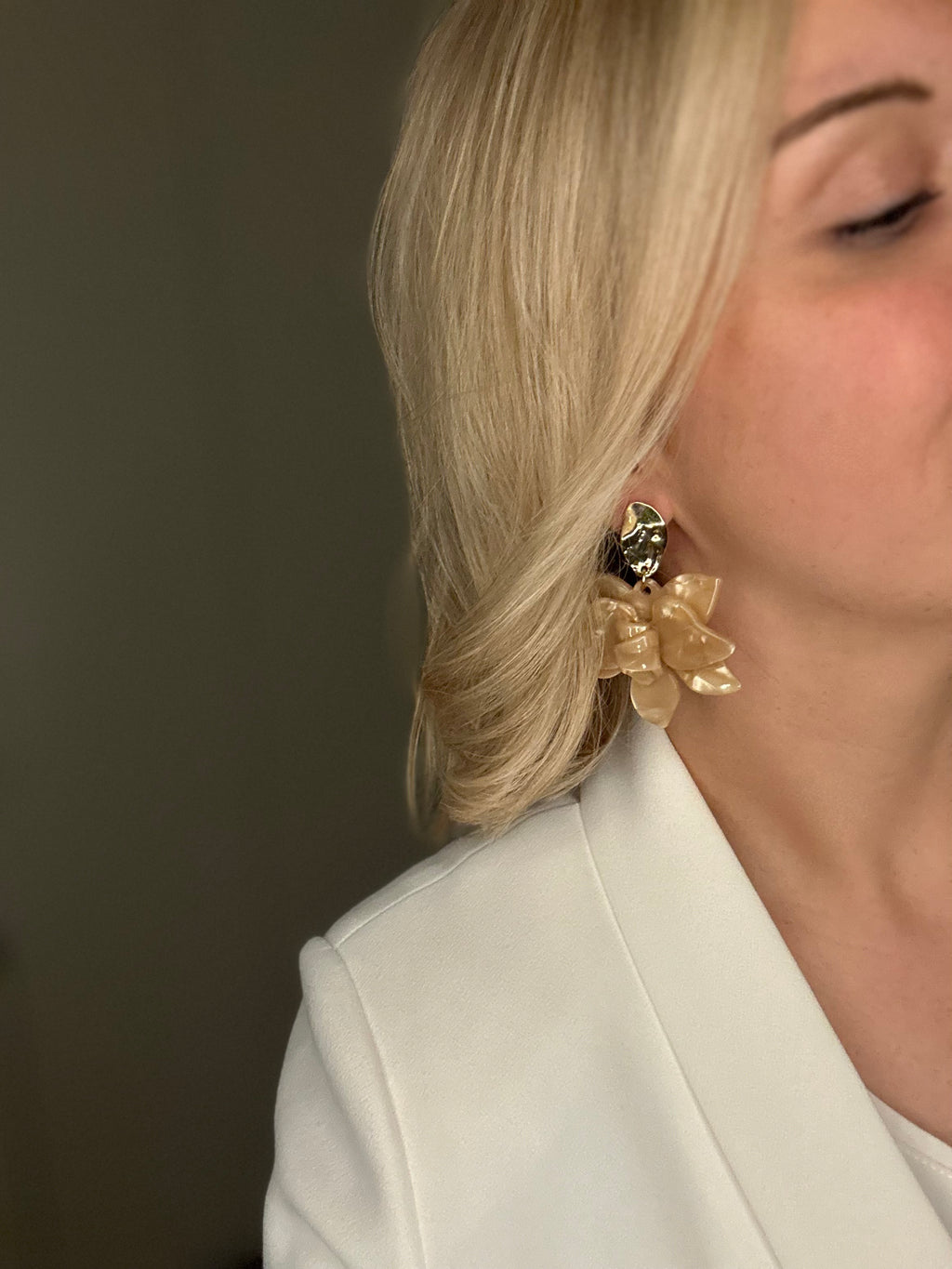 Oorbellen bloem Beige met Goud