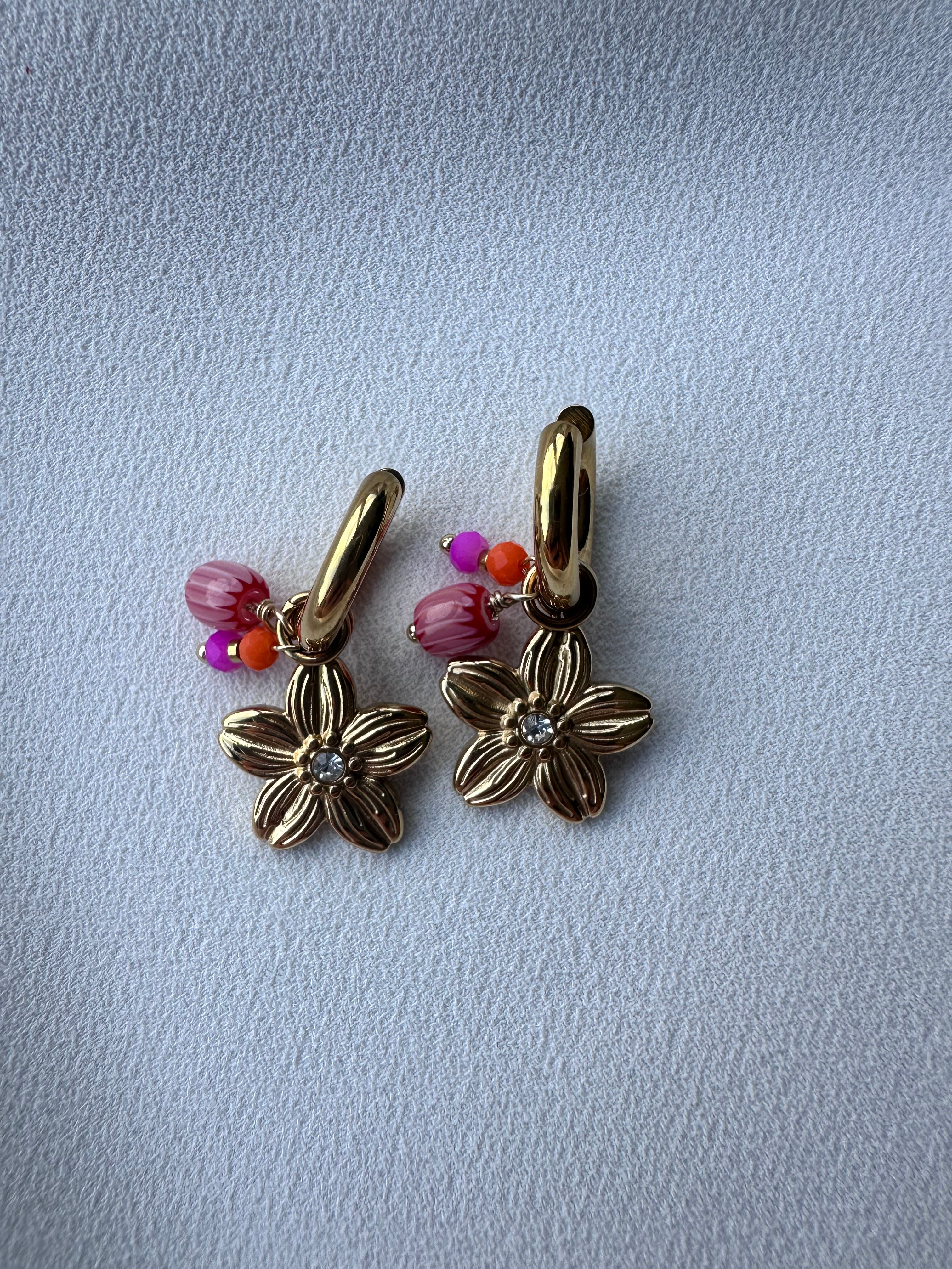SUMMER SALE -40%! Oorbellen goud met bloem