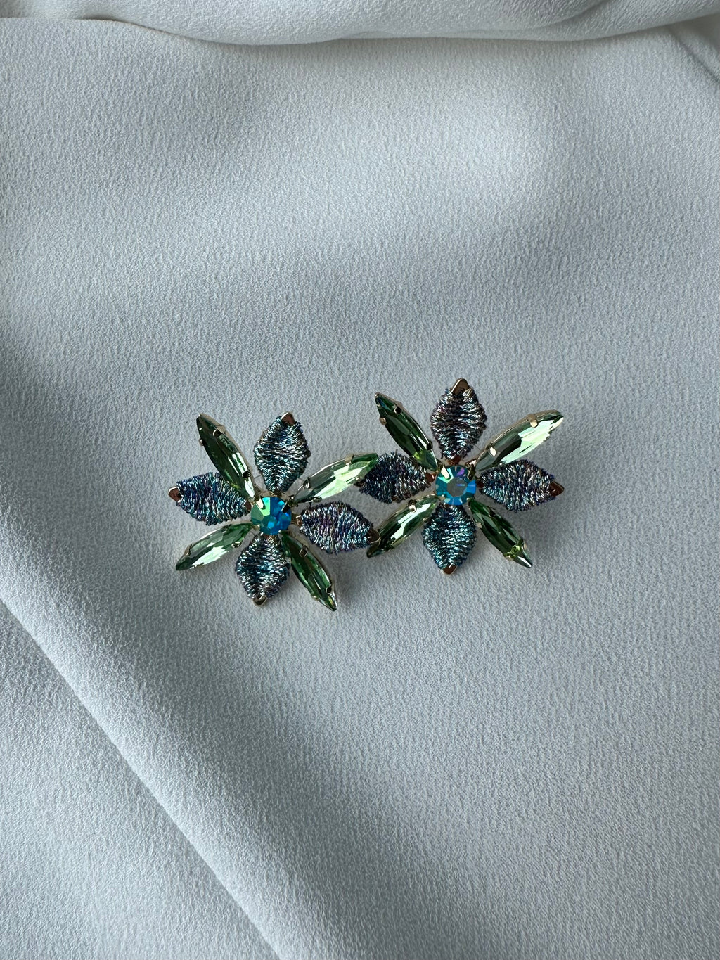 SUMMER SALE -40%! Oorbellen bloem groen blauw