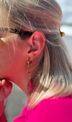 SUMMER SALE -40%! Oorbellen lang goud met fuchsia