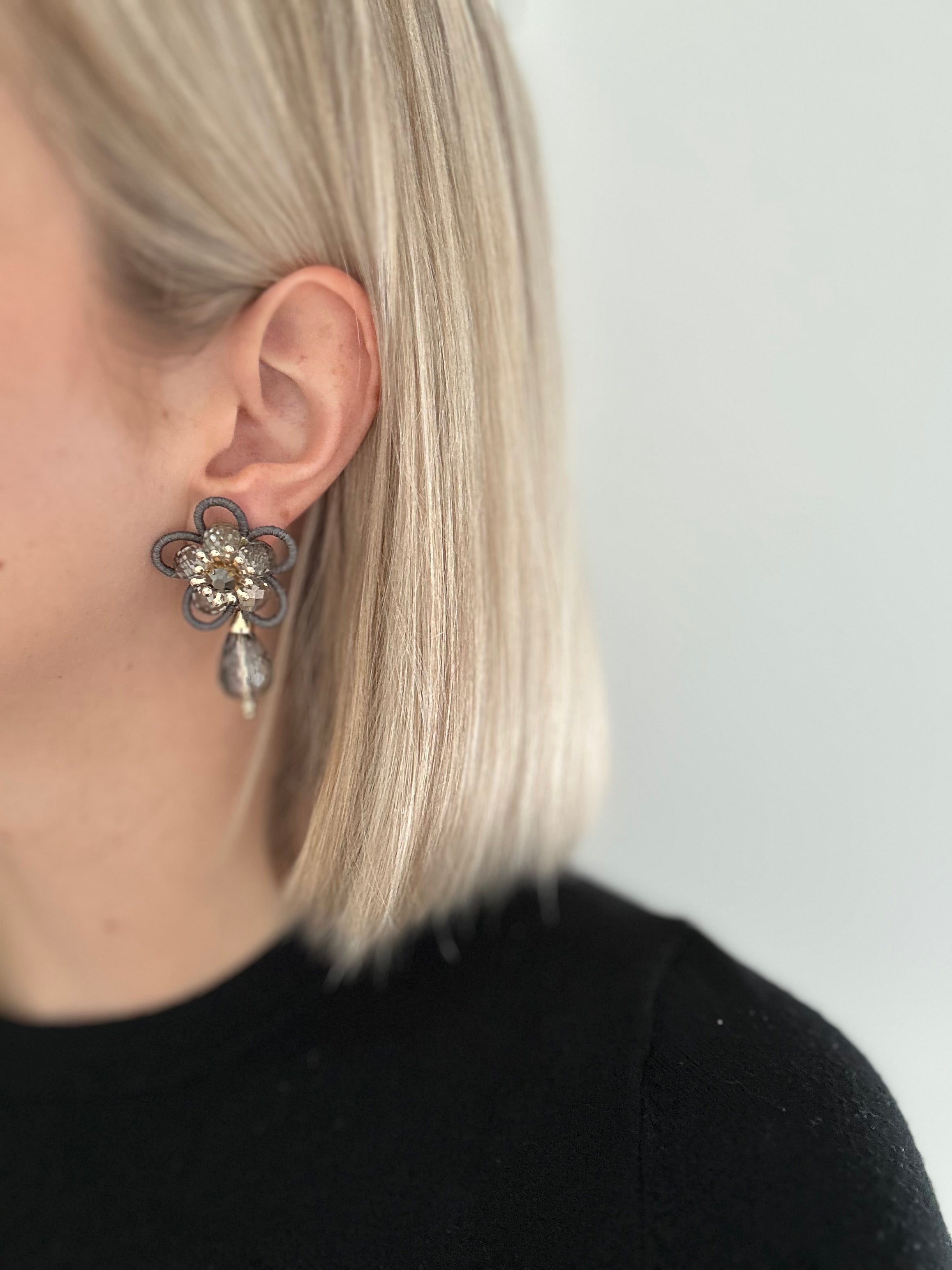 Oorbellen bloem Grijs