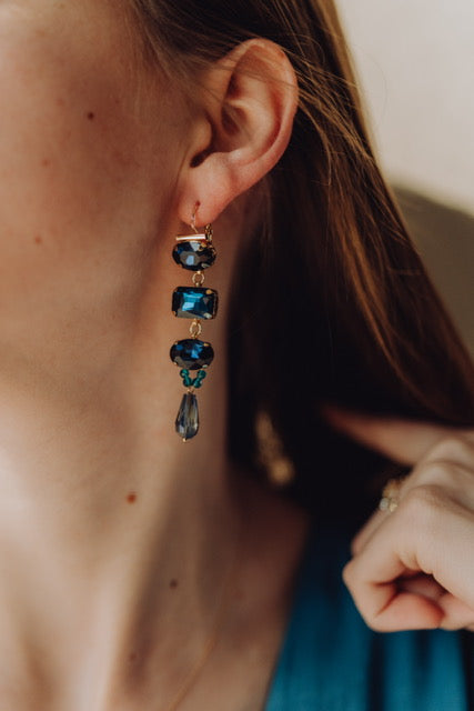 Oorbellen lang donker blauw met goud