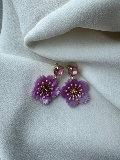 SUMMER SALE -40%! Oorbellen kort paars met bloem